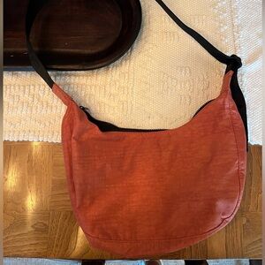 BAGGU Medium Crescent- Rhubarb